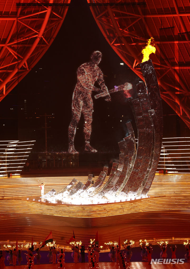 [항저우=뉴시스] 조수정 기자 = 2022 항저우 아시안게임 개막식이 열린 23일(현지시간) 중국 항저우 올림픽스포츠센터 스타디움에서 성화 봉송이 이뤄지고 있다. 2023.09.24. chocrystal@newsis.com