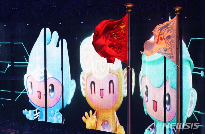 [항저우=뉴시스] 조수정 기자 = 2022 항저우 아시안게임 개막식이 열린 23일(현지시간) 중국 항저우 올림픽스포츠센터 스타디움에서 마스코트 천천(파랑) 충충(노랑) 롄롄(초록)이 화면에 등장하고 있다. 2023.09.24. chocrystal@newsis.com