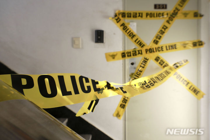 [서울=뉴시스] 여동준 기자 = 일가족 5명이 서울 송파구와 경기 김포 등 3곳에서 숨진 채 발견돼 경찰이 수사에 착수한 가운데 타살 정황이 추가 확인돼 총 2명에게서 타살 정황이 확인됐다. 사진은 24일 남편과 시어머니, 시누이 3명이 숨진 채 발견된 서울 송파구 주거지에 폴리스라인이 설치된 모습. 2023.09.25. yeodj@newsis.com