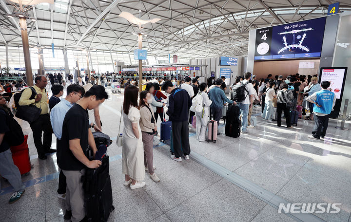 [인천공항=뉴시스] 김진아 기자 = 추석 황금연휴를 앞둔 24일 인천국제공항 제1터미널 출국장이 여행객들로 붐비고 있다. 2023.09.24. bluesoda@newsis.com