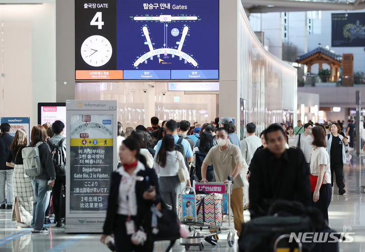 [인천공항=뉴시스] 김진아 기자 = 추석 황금연휴를 앞둔 24일 인천국제공항 제1터미널 출국장이 여행객들로 붐비고 있다. 2023.09.24. bluesoda@newsis.com
