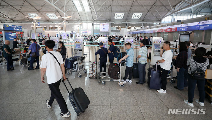 [인천공항=뉴시스] 김진아 기자 = 추석 황금연휴를 앞둔 24일 인천국제공항 제1터미널 출국장이 여행객들로 붐비고 있다. 2023.09.24. bluesoda@newsis.com