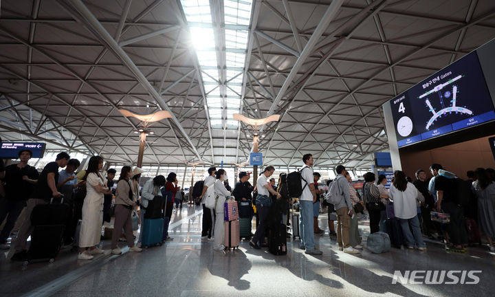 [인천공항=뉴시스] 김진아 기자 = 추석 황금연휴를 앞둔 24일 인천국제공항 제1터미널 출국장이 여행객들로 붐비고 있다. 2023.09.24. bluesoda@newsis.com