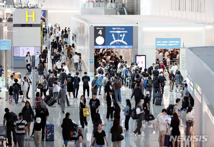 [인천공항=뉴시스] 김진아 기자 = 추석 황금연휴를 앞둔 24일 인천국제공항 제1터미널 출국장이 여행객들로 붐비고 있다. 2023.09.24. bluesoda@newsis.com