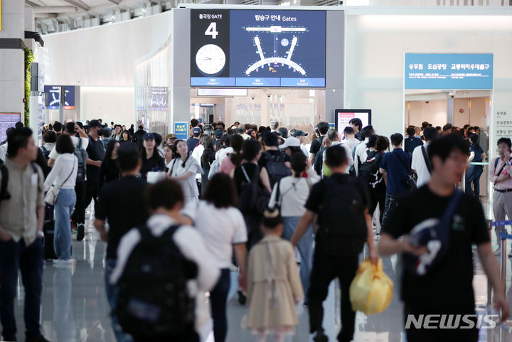 [인천공항=뉴시스] 김진아 기자 = 추석 황금연휴를 앞둔 24일 인천국제공항 제1터미널 출국장이 여행객들로 붐비고 있다. 2023.09.24. bluesoda@newsis.com