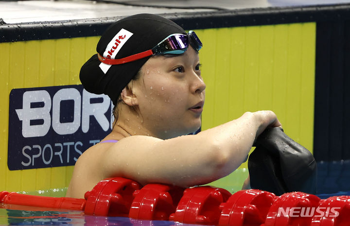 [항저우=뉴시스] 정병혁 기자 = 박수진이 24일 중국 항저우 올림픽 스포츠센터 수영장에서 열린 여자 접영 200m 예선 1조 경기에서 결과를 확인하고 있다. 2023.09.24. jhope@newsis.com