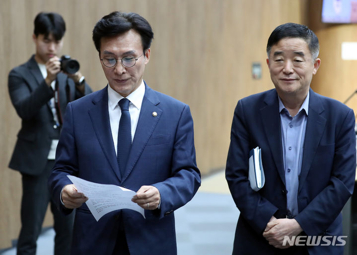 [서울=뉴시스] 이영환 기자 = 김민석 더불어민주당 의원이 24일 오전 서울 여의도 국회 소통관에서 원내대표 선거 출마 기자회견을 마친 후 이동하고 있다. 오른쪽은 강득구 의원. 2023.09.24. 20hwan@newsis.com