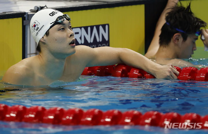 [항저우=뉴시스] 정병혁 기자 = 이호준이 24일 중국 항저우 올림픽 스포츠센터 수영장에서 열린 남자 자유형 100m 예선 6조 경기에서 결과를 확인하고 있다. 2023.09.24. jhope@newsis.com