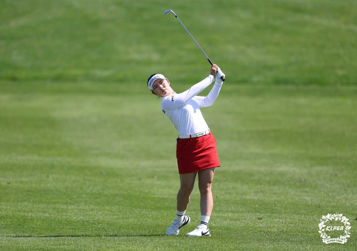 [서울=뉴시스] 김금보 기자 = 24일 인천 서구 베어즈베스트청라CC에서 열린 '하나금융그룹 챔피언십' 파이널라운드, 이다연이 4번 홀에서 서드샷 하고 있다. (사진=KLPGA 제공) 2023.09.24. photo@newsis.com *재판매 및 DB 금지