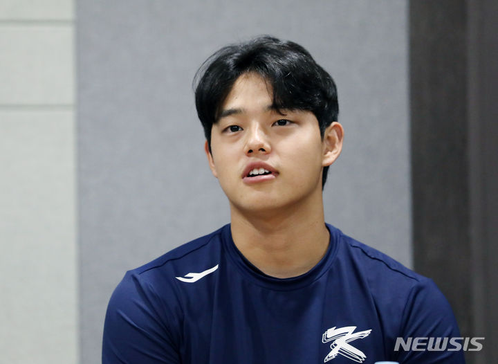 [서울=뉴시스] 김진아 기자 = 항저우 아시안게임 야구대표팀 문동주가 24일 오후 서울 구로구 고척스카이돔에서 열린 기자회견에서 취재진의 질의에 답하고 있다. 2023.09.24. bluesoda@newsis.com