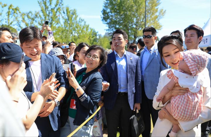 [서울=뉴시스] 윤석열 대통령 부인 김건희 여사가 추석을 앞둔 24일 서울 용산어린이정원에서 운영 중인 팔도장터를 방문해 아이를 안고 있다. (사진=대통령실 제공) 2023.09.24. photo@newsis.com *재판매 및 DB 금지