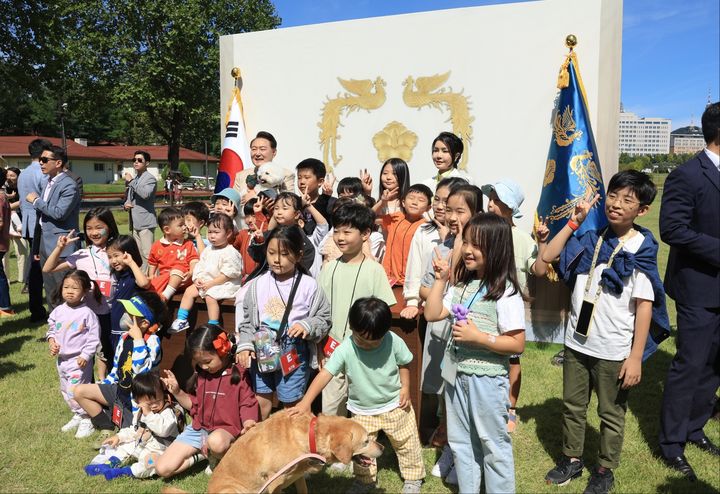 [서울=뉴시스] 윤석열 대통령과 부인 김건희 여사가 추석을 앞둔 24일 서울 용산어린이정원에서 운영 중인 팔도장터를 방문해 대통령실 집무실 모형의 포토존에서 어린이들과 기념촬영하고 있다. (사진=대통령실 제공) 2023.09.24. photo@newsis.com *재판매 및 DB 금지