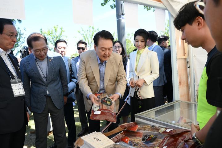 [서울=뉴시스] 윤석열 대통령과 부인 김건희 여사가 추석을 앞둔 24일 서울 용산어린이정원에서 운영 중인 팔도장터를 방문해 추석 성수품을 둘러보고 있다. (사진=대통령실 제공) 2023.09.24. photo@newsis.com *재판매 및 DB 금지