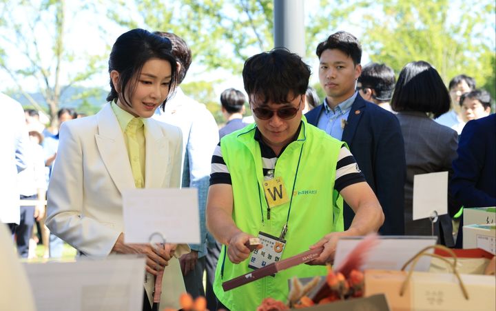 [서울=뉴시스] 윤석열 대통령 부인 김건희 여사가 추석을 앞둔 24일 서울 용산어린이정원에서 운영 중인 팔도장터를 방문해 추석 성수품을 둘러보고 있다. (사진=대통령실 제공) 2023.09.24. photo@newsis.com *재판매 및 DB 금지