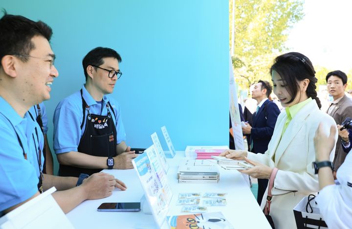 [서울=뉴시스] 윤석열 대통령 부인 김건희 여사가 추석을 앞둔 24일 서울 용산어린이정원에서 운영 중인 팔도장터를 방문하고 있다. (사진=대통령실 제공) 2023.09.24. photo@newsis.com *재판매 및 DB 금지