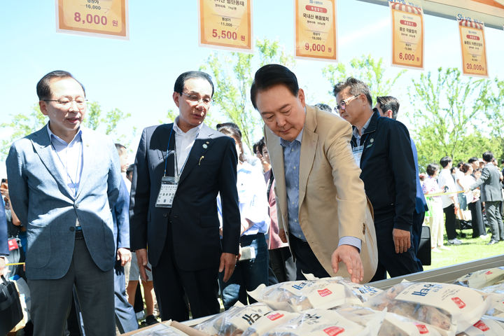 [서울=뉴시스] 윤석열 대통령이 추석을 앞둔 24일 서울 용산어린이정원에서 운영 중인 팔도장터를 방문해 추석 성수품을 둘러보고 있다. (사진=대통령실 제공) 2023.09.24. photo@newsis.com *재판매 및 DB 금지