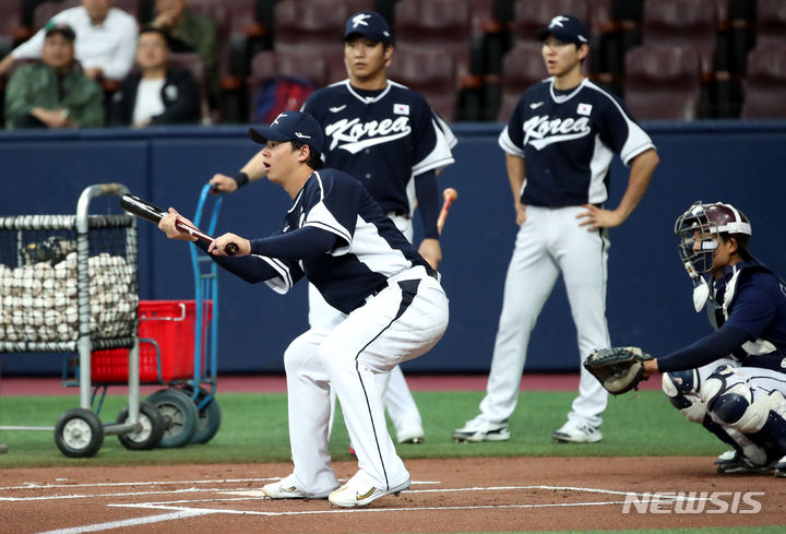 [서울=뉴시스] 김진아 기자 = 항저우 아시안게임 야구대표팀 노시환이 24일 오후 서울 구로구 고척스카이돔에서 훈련을 하고 있다. 2023.09.24. bluesoda@newsis.com