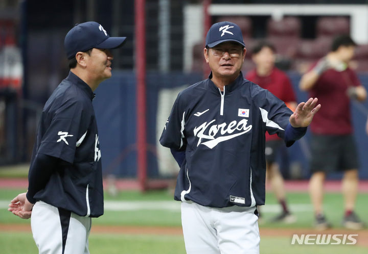 [서울=뉴시스] 김진아 기자 = 항저우 아시안게임 야구대표팀 류중일 감독이 24일 오후 서울 구로구 고척스카이돔에서 훈련을 앞두고 대화하고 있다. 2023.09.24. bluesoda@newsis.com