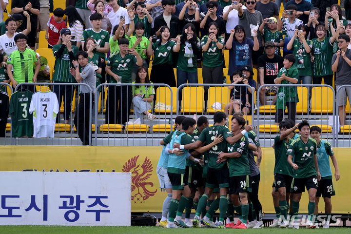 [광주=뉴시스] 이영주 기자 = 24일 오후 광주 서구 광주축구전용구장에서 열린 하나원큐 프로축구 K리그1 2023 31라운드 광주FC와 전북 현대의 경기, 광주FC 두현석의 자책골로 득점한 전북 현대 선수들이 기뻐하고 있다. 2023.09.24. leeyj2578@newsis.com