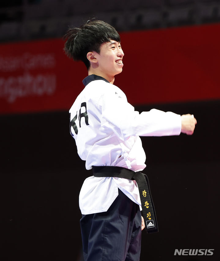 [항저우=뉴시스] 정병혁 기자 = 24일 중국 항저우 린안 스포츠 문화전시센터에서 열린 남자 태권도 품새 개인전에서 금메달을 차지한 강완진이 기뻐하고 있다. 2023.09.24. jhope@newsis.com