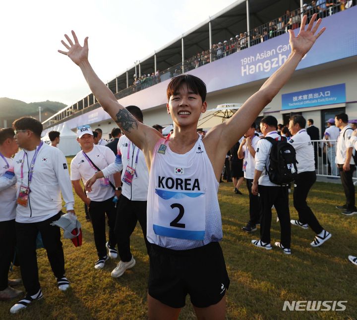 [항저우=뉴시스] 조수정 기자 = 24일(현지시간) 중국 항저우 푸양 인후 스포츠센터에서 근대5종 한국 남자 국가대표 전웅태가 레이저런(육상+사격) 경기를 마친 뒤 메달 두개가 확정되며 기쁨의 포즈를 취하고 있다. 전웅태는 이날 아시안게임 근대5종 남자 개인전, 단체전 금메달 두개를 획득했다. 2023.09.24. chocrystal@newsis.com