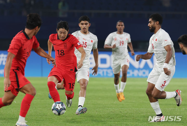 [진화=뉴시스] 고승민 기자 = 24일(현지시간) 중국 진화 스포츠센터 스타디움에서 열린 2022 항저우 아시안게임 남자 축구 조별리그 최종전 E조 대한민국 대 바레인 경기, 한국 이강인이 돌파를 시도하고 있다. 2023.09.24. kkssmm99@newsis.com