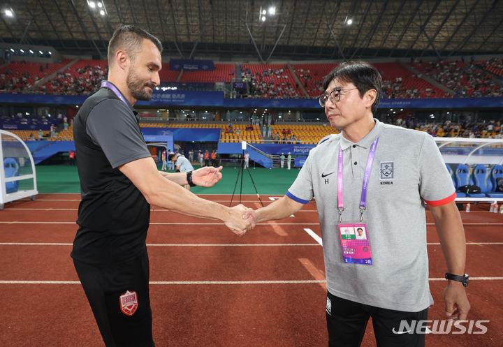 [진화=뉴시스] 고승민 기자 = 24일(현지시간) 중국 진화 스포츠센터 스타디움에서 열린 2022 항저우 아시안게임 남자 축구 조별리그 최종전 E조 대한민국 대 바레인 경기, 한국 황선홍 감독이 바레인 다리오 바시치 감독과 인사를 하고 있다. 2023.09.24. kkssmm99@newsis.com