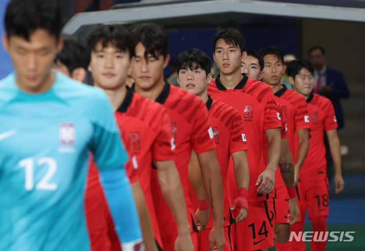 [진화=뉴시스] 고승민 기자 = 24일(현지시간) 중국 진화 스포츠센터 스타디움에서 열린 2022 항저우 아시안게임 남자 축구 조별리그 최종전 E조 대한민국 대 바레인 경기, 한국 이강인 등 선수들이 입장하고 있다. 2023.09.24. kkssmm99@newsis.com