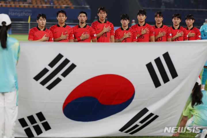 [진화=뉴시스] 고승민 기자 = 24일(현지시간) 중국 진화 스포츠센터 스타디움에서 열린 2022 항저우 아시안게임 남자 축구 조별리그 최종전 E조 대한민국 대 바레인 경기, 시작 전 이강인 등 대표팀 선수들이 애국가를 부르고 있다. 2023.09.24. kkssmm99@newsis.com