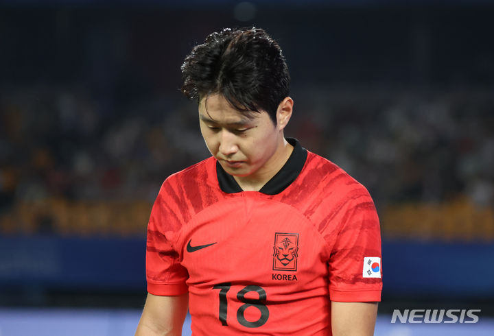 [진화=뉴시스] 고승민 기자 = 24일(현지시간) 중국 진화 스포츠센터 스타디움에서 열린 2022 항저우 아시안게임 남자 축구 조별리그 최종전 E조 대한민국 대 바레인 경기, 전반전 한국 선발 이강인이 교체되고 있다. 2023.09.24. kkssmm99@newsis.com