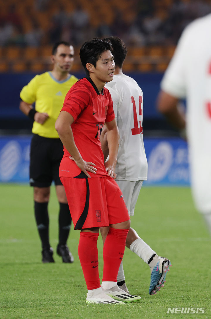 [진화=뉴시스] 고승민 기자 = 24일(현지시간) 중국 진화 스포츠센터 스타디움에서 열린 2022 항저우 아시안게임 남자 축구 조별리그 최종전 E조 대한민국 대 바레인 경기, 한국 이강인이 공격 실패에 아쉬워하고 있다. 2023.09.24. kkssmm99@newsis.com