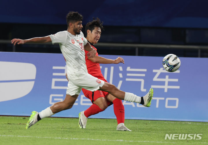 [진화=뉴시스] 고승민 기자 = 24일(현지시간) 중국 진화 스포츠센터 스타디움에서 열린 2022 항저우 아시안게임 남자 축구 조별리그 최종전 E조 대한민국 대 바레인 경기, 한국 이강인이 돌파를 시도하고 있다. 2023.09.24. kkssmm99@newsis.com