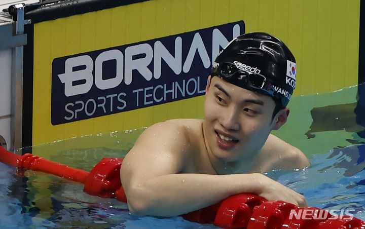 [항저우=뉴시스] 정병혁 기자 = 황선우가 24일 중국 항저우 올림픽 스포츠센터 수영장에서 열린 2022 항저우 아시안게임 남자 자유형 100m 결선 경기에서 동메달을 차지한 뒤 결과를 확인하고 있다. 2023.09.24. jhope@newsis.com