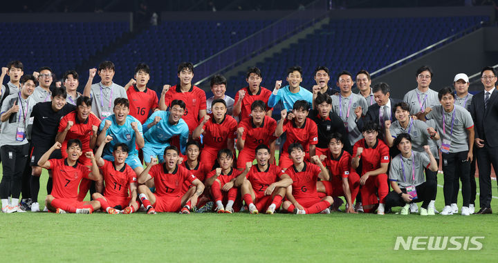 [진화=뉴시스] 고승민 기자 = 24일(현지시간) 중국 진화 스포츠센터 스타디움에서 열린 2022 항저우 아시안게임 남자 축구 조별리그 최종전 E조 대한민국 대 바레인 경기, 바레인을 3대0으로 꺾고 조별리그 전승 16강에 진출한 한국 선수들이 기념촬영하고 있다. 2023.09.24. kkssmm99@newsis.com