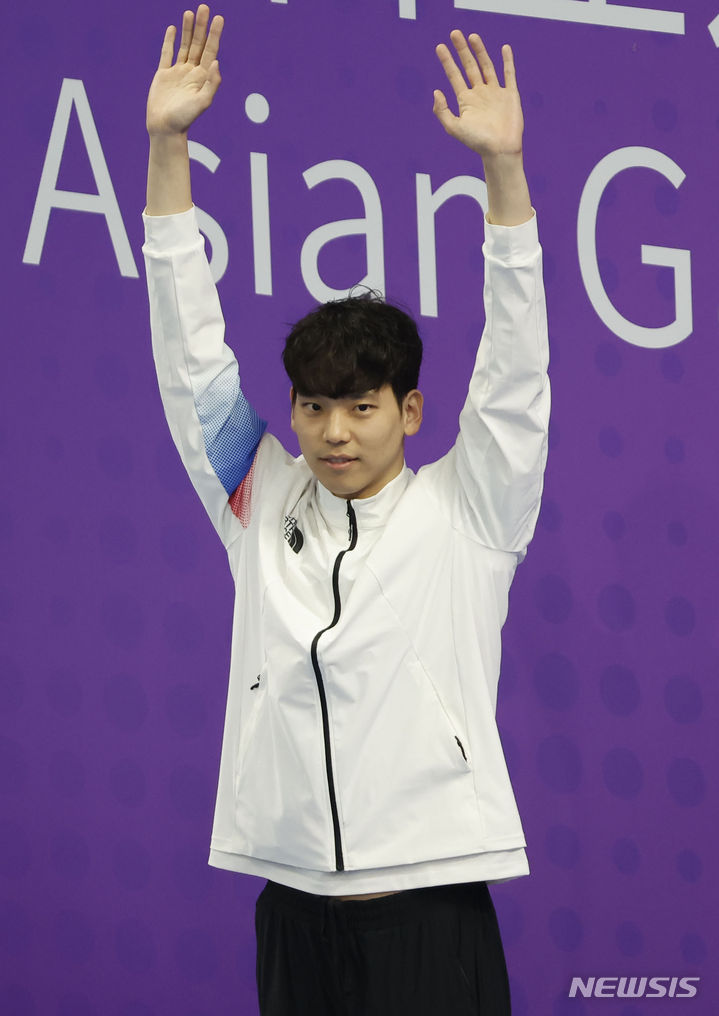 [항저우=뉴시스] 정병혁 기자 = 24일 중국 항저우 올림픽 스포츠센터 수영장에서 열린 2022 항저우 아시안게임 남자 배영 100m에서 동메달을 차지한 이주호가 시상대에 오르고 있다. 2023.09.24. jhope@newsis.com