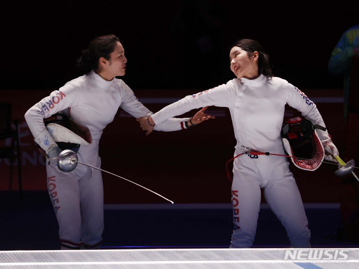 [항저우=뉴시스] 조수정 기자 = 24일(현지시간) 중국 항저우 디안지 대학교 체육관에서 열린 2022 항저우 아시안게임 펜싱 에페 여자 국가대표 최인정(왼쪽)과 송세라가 결승 경기를 치르고 있다. 최인정은 금메달을, 송세라는 은메달을 획득했다. 2023.09.24. chocrystal@newsis.com