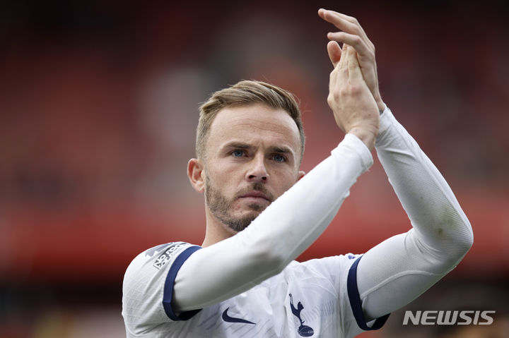 [런던=AP/뉴시스]아스널전 후 관중 향해 박수 치는 제임스 메디슨. 2023.09.25.