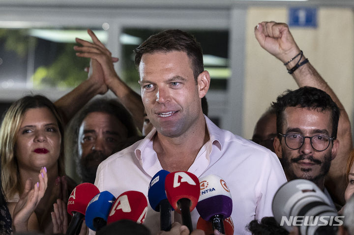 [아테네=AP/뉴시스] 그리스 제1야당인 좌파 시리자당의 좌파 연합 대표로 9월 24일 선출된 스테파노스 카셀라키스 (35)가 25일 당사 앞에서 지지자들을 향해 연설하고 있다. 그는 28일 갑자기 군 복무를 하고 오겠다고 밝혀 사람들을 놀라게 했다. 2023.09.29. 