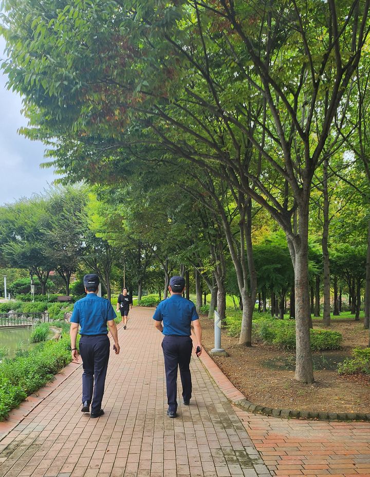 밀양경찰서가 이상동기범죄예방을 위해 시민 일상지키기 예방활동을 하고 있다. (사진=밀양경찰서 제공) *재판매 및 DB 금지