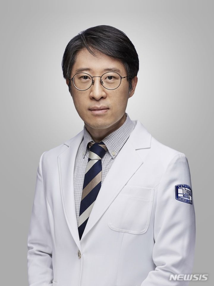 [인천=뉴시스] 황형빈 가톨릭대 인천성모병원 안과 교수. (사진=인천성모병원 제공)