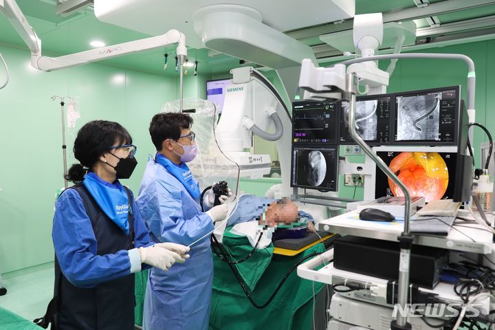 [서울=뉴시스]한림대동탄성심병원 소화기내과 박세우 교수가 내시경적역행성담췌관조영술(ERCP) 시술을 하고 있다. (사진= 한림대의료원 제공) 2023.09.25. photo@newsis.com. 