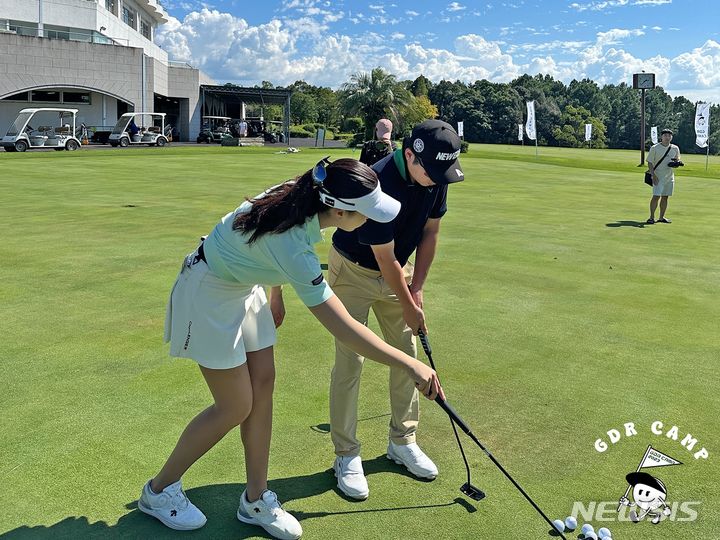 [서울=뉴시스] 골프존 GDR아카데미가 전개하는 해외 필드 레슨 프로그램 GDR 캠프의 퍼팅레슨 모습. (사진=골프존 제공) 2023.09.25. photo@newsis.com