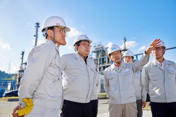  이수그룹 김상범 회장(왼쪽 두번째)이 이수스페셜티케미컬 온산공장에서 운영 현황을 점검하고 있다. (사진=이수그룹) *재판매 및 DB 금지