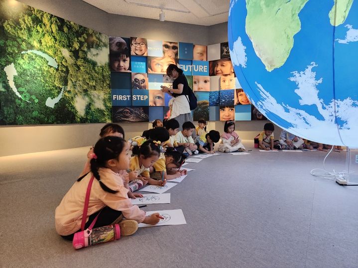 기후변화체험전 ‘Our Broken Planet’을 찾은 아이들이 지구 그리기 체험을 하고 있다. 사진=환경재단 제공. *재판매 및 DB 금지