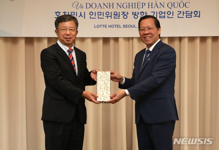 [서울=뉴시스] 지난 24일 서울 소공동 롯데호텔에서 GS건설 최고경영진이 베트남 호치민시 관계자들과 호치민 개발사업 협력방안을 논의한 후 임병용 GS건설 대표이사(왼쪽)과 판 반 마이(Phan Van Mai) 베트남 호치민시 인민위원회 위원장(오른쪽)과 기념촬영을 하고 있다.