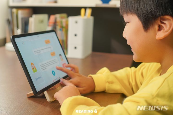 [서울=뉴시스] 리딩앤 '로라'. (사진=아이포트폴리오 제공). photo@newsis.com