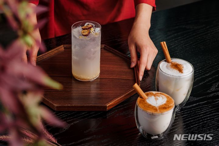 [서울=뉴시스] 롯데관광개발 '갤러리 라운지' 수정과 라테, 식혜 에이드 출시. (사진=롯데관광개발 제공)