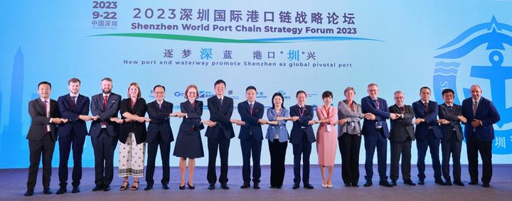 [인천=뉴시스] IPA 상해대표부 안길섭 수석대표가 2023 선전국제항만체인 전략포럼에서 세계 주요 항만 관계자들과 함께 ’선전 선언‘에 동참하고 있다. (사진=IPA 제공) *재판매 및 DB 금지