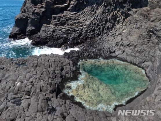 [제주=뉴시스] 오영재 기자 = '블루홀', '팡팽이덕' 등으로 알려진 제주 서귀포시 하원동 소재 해안가가 오는 10월30일부터 출입통제구역으로 지정된다. (사진=서귀포해양경찰서 제공) 2023.09.25. photo@newsis.com 