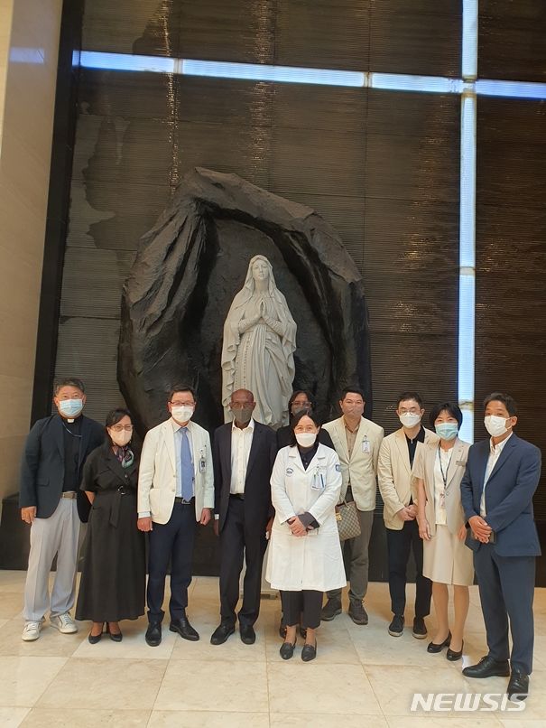 [서울=뉴시스]서울성모병원장 윤승규 병원장(왼쪽에서 세번째)과 국제진료센터 옥진주 교수(오른쪽에서 다섯번째), 소화기내과 성필수 교수(오른쪽에서 네번째), 故 나탈리씨의 남편과 며느리(왼쪽에서 네번째, 다섯번째)가 지난 13일 행정부원장 이남 신부(맨 왼쪽)가 집전한 교직원 미사에서 고인을 추모하며 미사를 드린 뒤 본원 로비 성당 앞에서 기념촬영을 했다. (사진= 서울성모병원 제공) 2023.09.25. photo@newsis.com. 